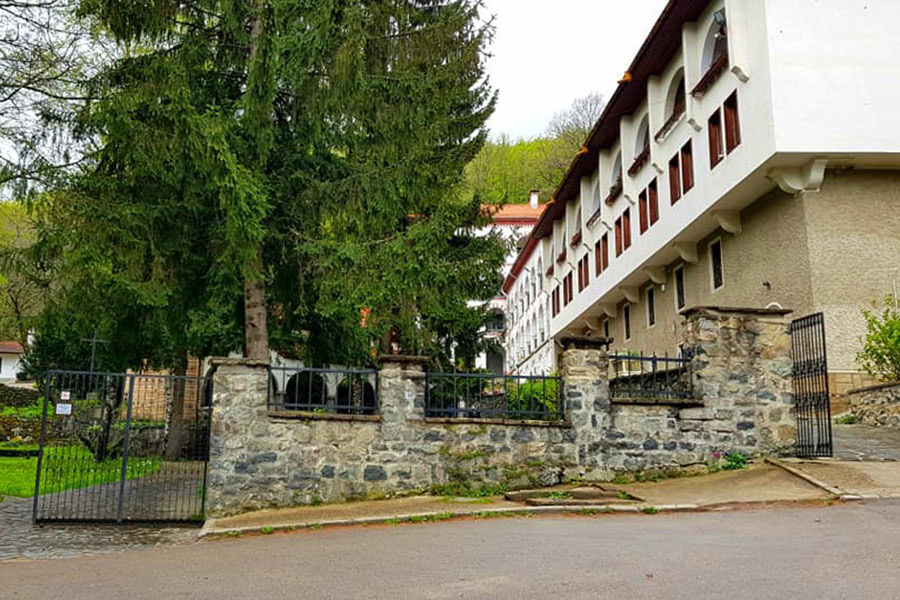 Разходка до Драгалевския манастир и Алековия водопад във Витоша 4 Драгалевски манастир „Света Богородица Витошка“ 2